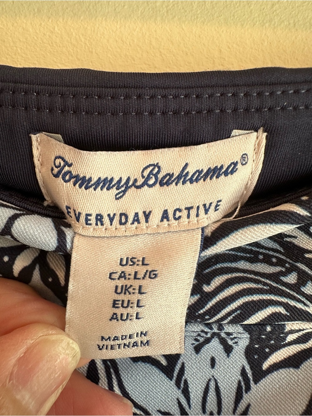 Tommy Bahama Everyday Active Woman’s L Tropical Bermuda Shorts Blue/White - Picture 4 of 5